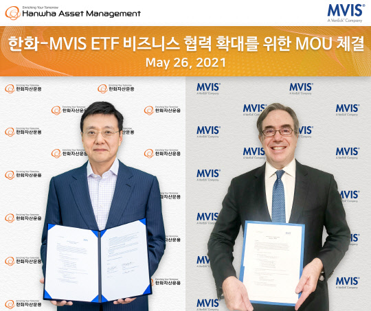 김용현 한화자산운용 대표(왼쪽)와 스티븐 쇼엔펠드(Steven Schoenfeld) MV Index Solution(MVIS) 대표가 26일 오전 업무협약서(MOU)를 체결하고 사진 촬영을 하고 있다.(한화자산운용 제공)